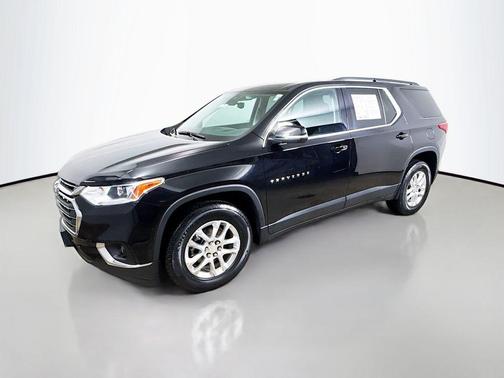 Mosaic Black Metallic 2021 Chevrolet Traverse LT Cloth