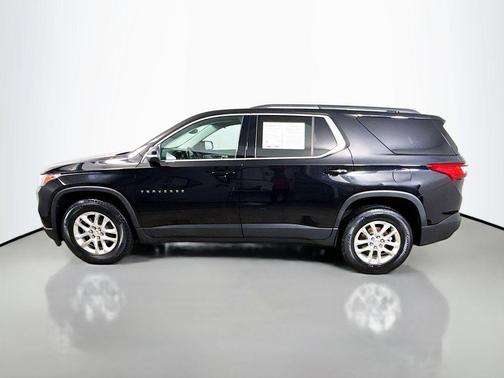 Mosaic Black Metallic 2021 Chevrolet Traverse LT Cloth