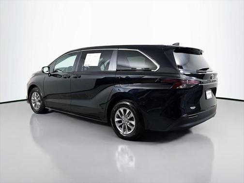 2023 Toyota Sienna LE