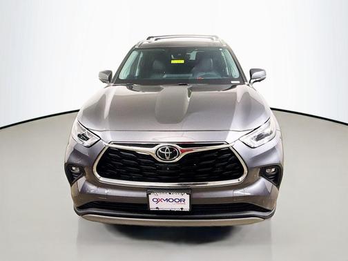Magnetic Gray Metallic 2023 Toyota Highlander Platinum