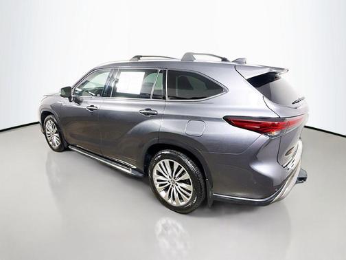 Magnetic Gray Metallic 2023 Toyota Highlander Platinum
