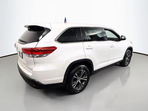 Blizzard Pearl 2019 Toyota Highlander LE I4
