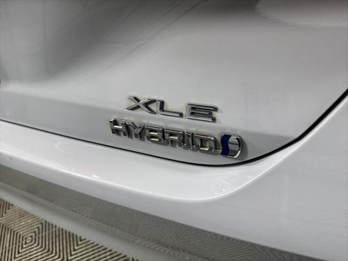 2022 Toyota Avalon Hybrid XLE