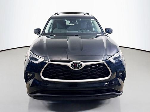 Midnight Black Metallic 2022 Toyota Highlander LE