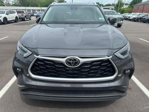 Magnetic Gray Metallic 2024 Toyota Highlander XLE