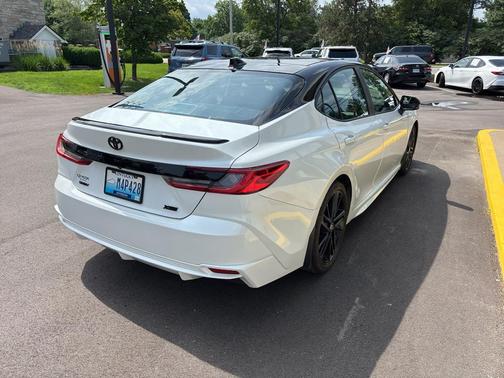 Wind Chill Pearl/Midnight Black Metallic 2025 Toyota Camry XSE