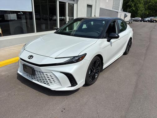 Wind Chill Pearl/Midnight Black Metallic 2025 Toyota Camry XSE