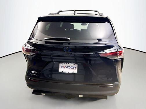 Midnight Black Metallic 2025 Toyota Sienna Woodland Edition