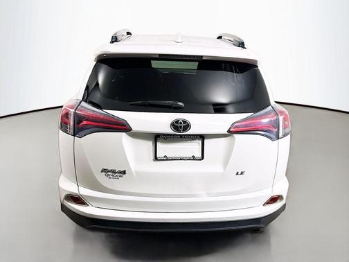 Super White 2018 Toyota RAV4 LE
