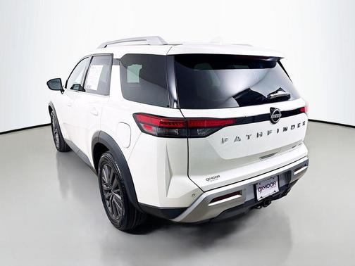 2023 Nissan Pathfinder SL 4WD