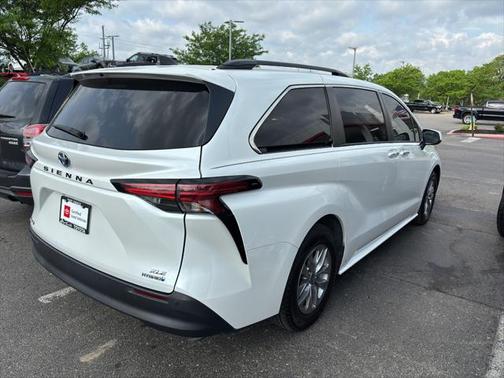 2022 Toyota Sienna XLE 8 Passenger