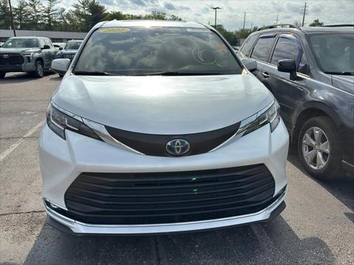 2022 Toyota Sienna XLE 8 Passenger
