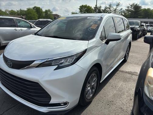 2022 Toyota Sienna XLE 8 Passenger