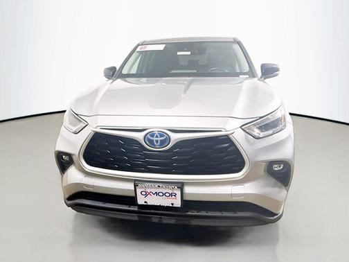 Celestial Silver Metallic 2021 Toyota Highlander Hybrid LE