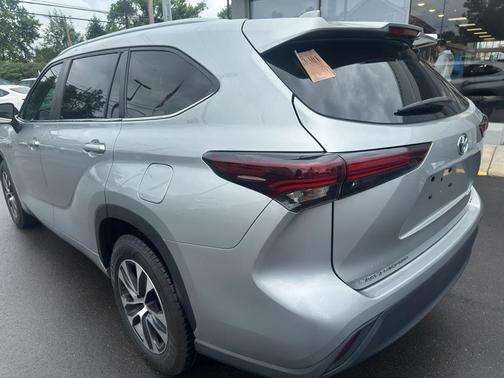 Celestial Silver Metallic 2024 Toyota Highlander Hybrid XLE