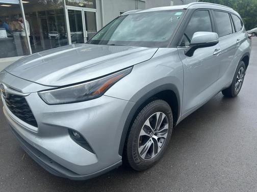 Celestial Silver Metallic 2024 Toyota Highlander Hybrid XLE