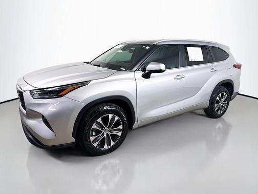 Celestial Silver Metallic 2024 Toyota Highlander Hybrid XLE