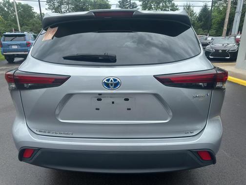 Celestial Silver Metallic 2024 Toyota Highlander Hybrid XLE