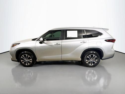 Celestial Silver Metallic 2024 Toyota Highlander Hybrid XLE