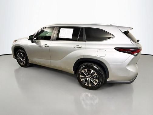 Celestial Silver Metallic 2024 Toyota Highlander Hybrid XLE