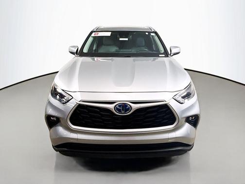 Celestial Silver Metallic 2024 Toyota Highlander Hybrid XLE