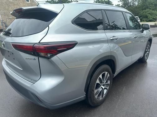Celestial Silver Metallic 2024 Toyota Highlander Hybrid XLE