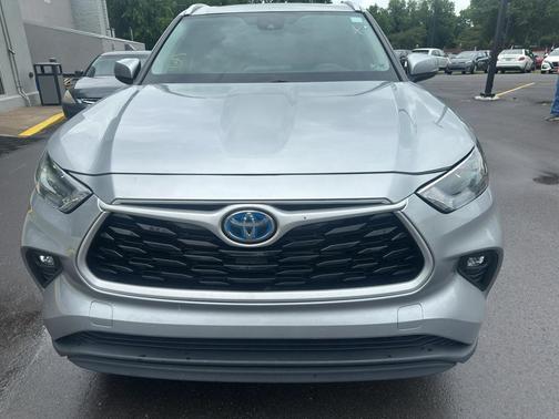 Celestial Silver Metallic 2024 Toyota Highlander Hybrid XLE