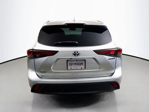 Celestial Silver Metallic 2024 Toyota Highlander Hybrid XLE