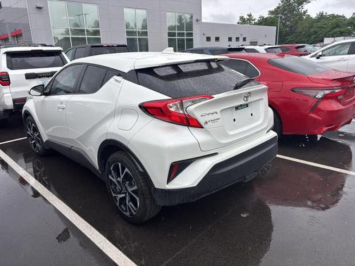 Blizzard Pearl 2021 Toyota C-HR XLE