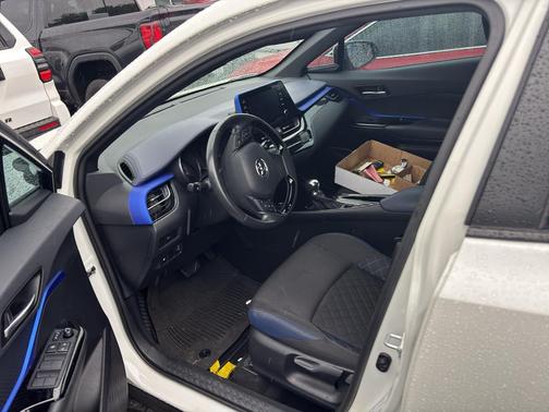 Blizzard Pearl 2021 Toyota C-HR XLE