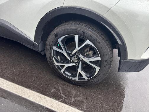 Blizzard Pearl 2021 Toyota C-HR XLE