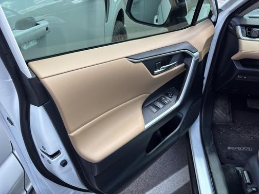 Super White 2019 Toyota RAV4 XLE