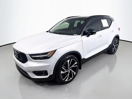 Glacier Silver Metallic 2021 Volvo XC40 T5 R-Design