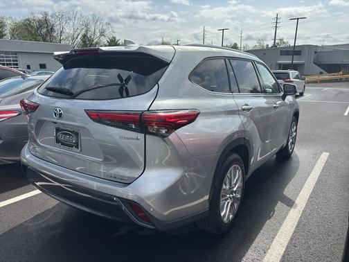 Celestial Silver Metallic 2022 Toyota Highlander Hybrid Limited
