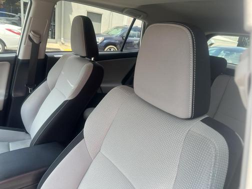 Super White 2018 Toyota RAV4 XLE