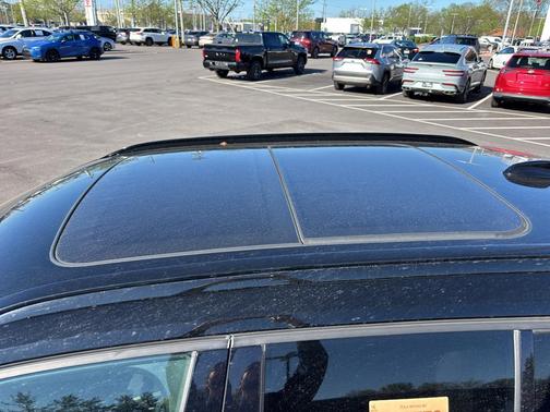 Crystal White Metallic 2021 Volvo XC40 T5 R-Design