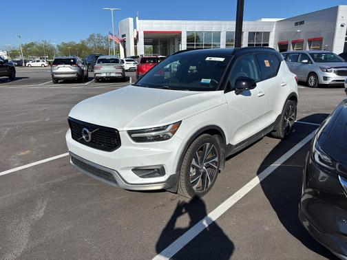 Crystal White Metallic 2021 Volvo XC40 T5 R-Design
