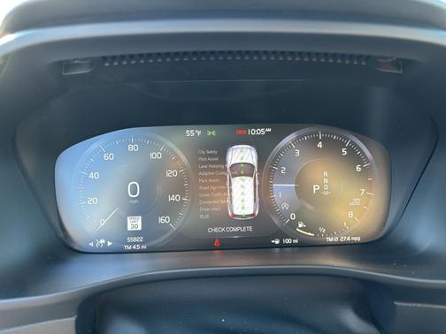 Crystal White Metallic 2021 Volvo XC40 T5 R-Design