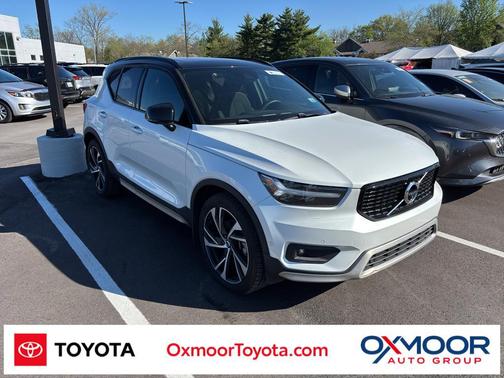 Crystal White Metallic 2021 Volvo XC40 T5 R-Design