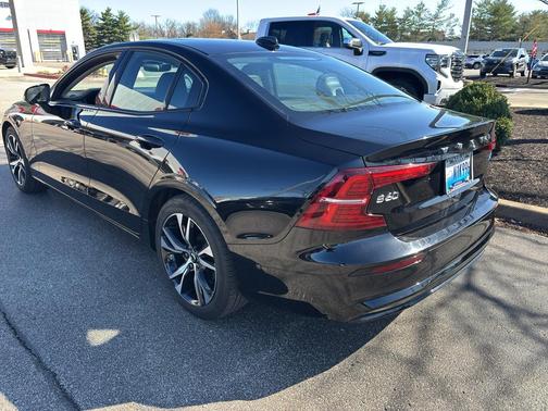 2024 Volvo S60 B5 Plus Dark Theme