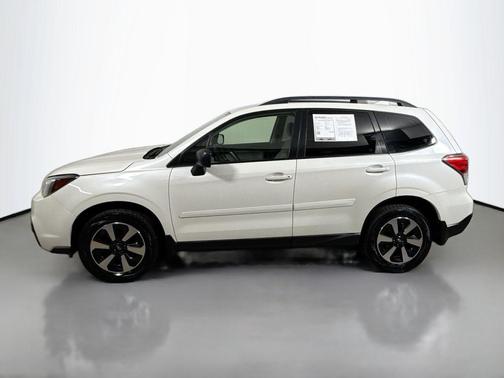 Crystal White Pearl 2017 Subaru Forester 2.5i