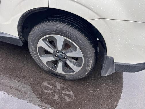 Crystal White Pearl 2017 Subaru Forester 2.5i
