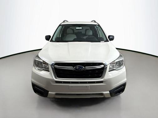 Crystal White Pearl 2017 Subaru Forester 2.5i