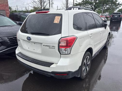 Crystal White Pearl 2017 Subaru Forester 2.5i