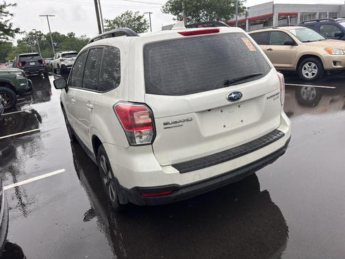 Crystal White Pearl 2017 Subaru Forester 2.5i