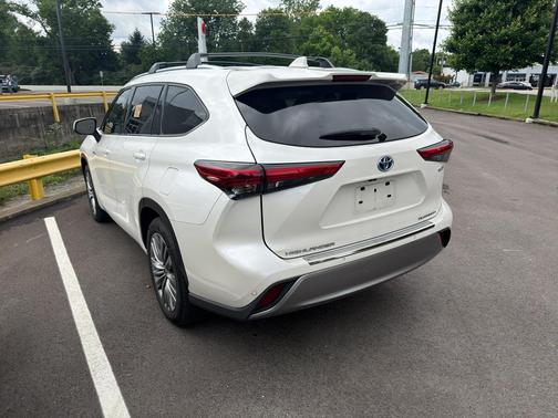 Blizzard Pearl 2021 Toyota Highlander Hybrid Platinum