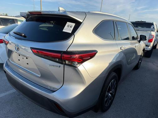 Celestial Silver Metallic 2023 Toyota Highlander Hybrid XLE