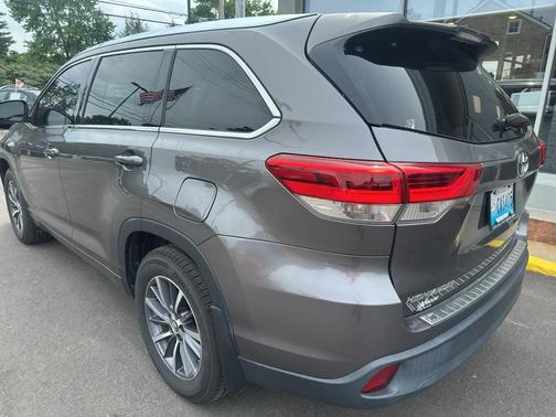 Predawn Gray Mica 2018 Toyota Highlander XLE