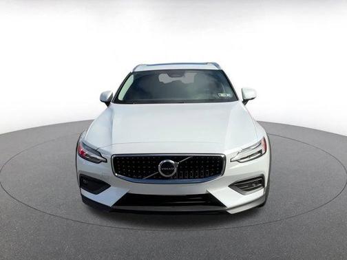 2025 Volvo V60 Cross Country B5 Plus