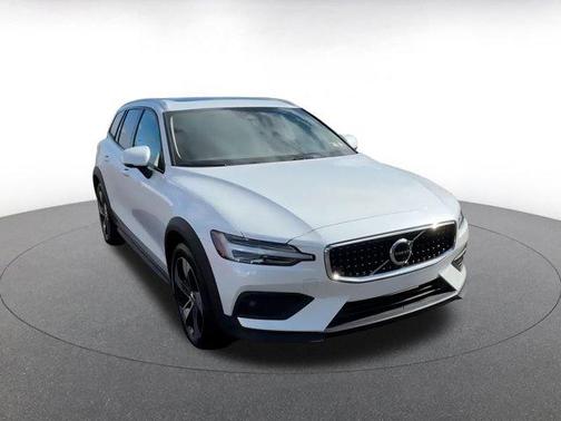2025 Volvo V60 Cross Country B5 Plus